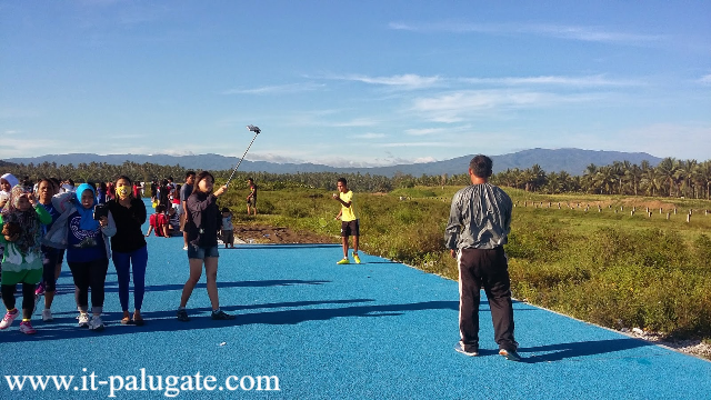 Karpet Biru Manado Wisata Keren Berlatar Alam Pegunungan